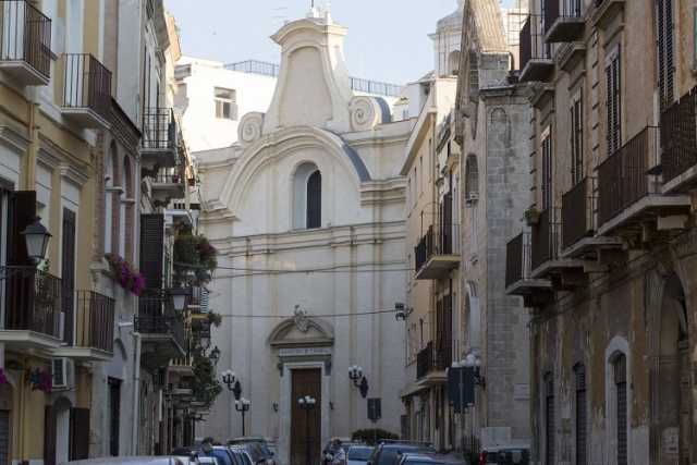 Bari, San Domenico: la chiesa di quell'antico convento rimpiazzato dalla Prefettura